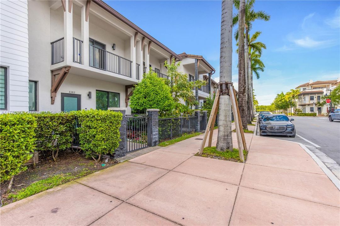 Recently Rented: $4,000 (3 beds, 2 baths, 1424 Square Feet)