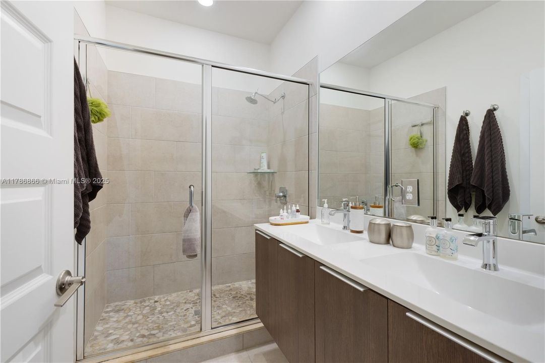 Recently Rented: $4,000 (3 beds, 2 baths, 1424 Square Feet)