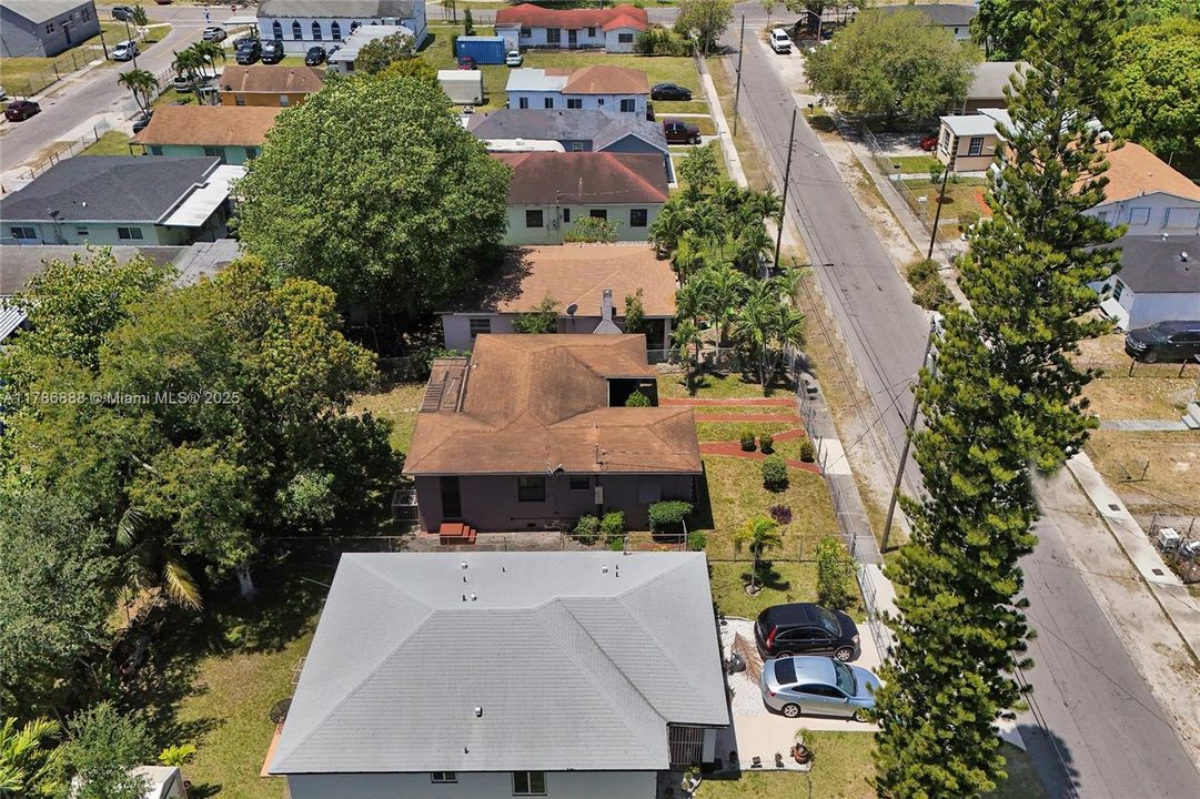 Recently Sold: $350,000 (3 beds, 1 baths, 1089 Square Feet)