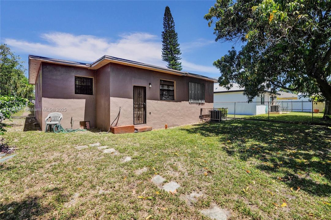 Recently Sold: $350,000 (3 beds, 1 baths, 1089 Square Feet)