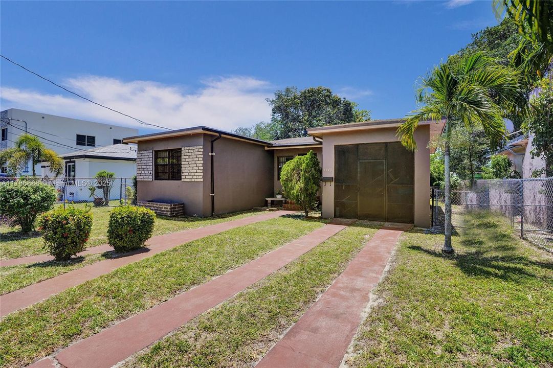 Recently Sold: $350,000 (3 beds, 1 baths, 1089 Square Feet)