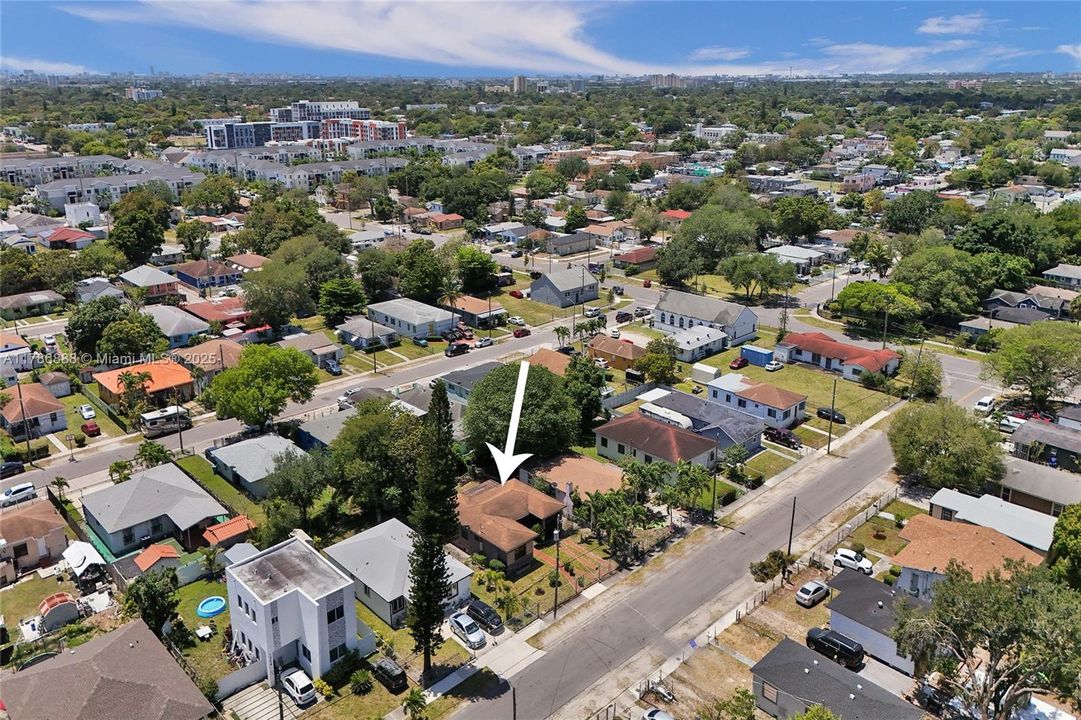 Recently Sold: $350,000 (3 beds, 1 baths, 1089 Square Feet)