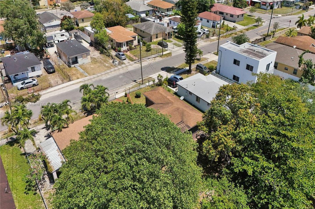 Recently Sold: $350,000 (3 beds, 1 baths, 1089 Square Feet)