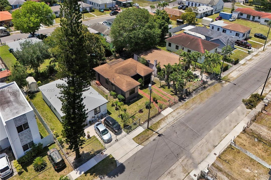 Recently Sold: $350,000 (3 beds, 1 baths, 1089 Square Feet)