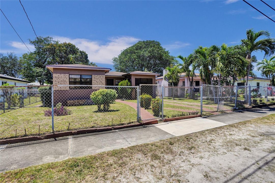 Recently Sold: $350,000 (3 beds, 1 baths, 1089 Square Feet)