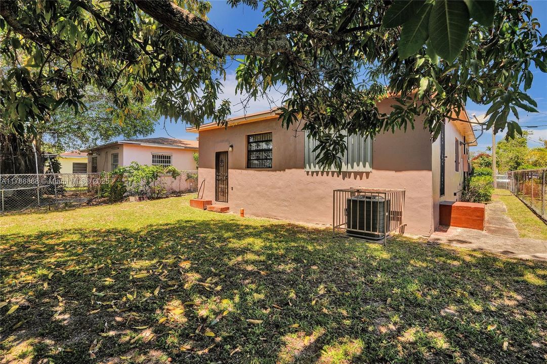 Recently Sold: $350,000 (3 beds, 1 baths, 1089 Square Feet)