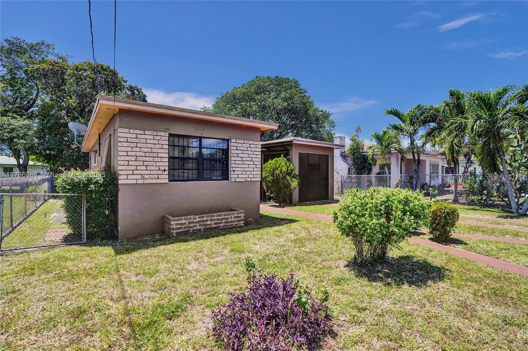 Recently Sold: $350,000 (3 beds, 1 baths, 1089 Square Feet)