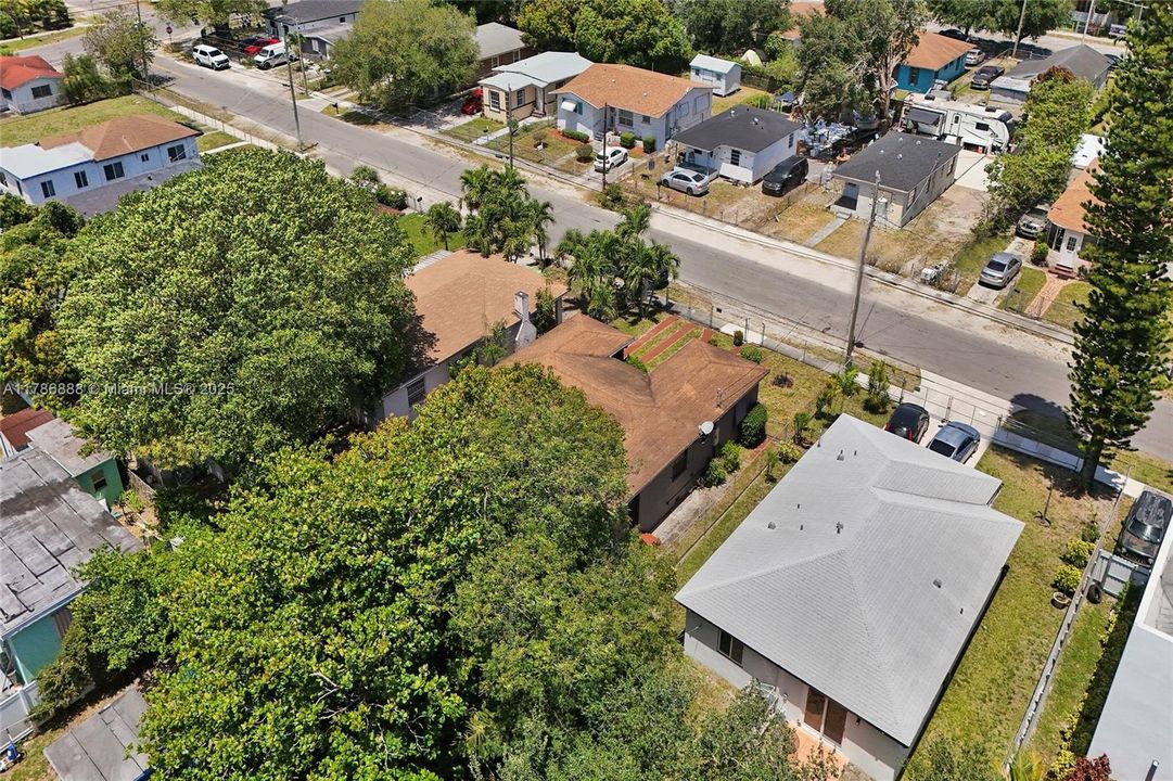 Recently Sold: $350,000 (3 beds, 1 baths, 1089 Square Feet)