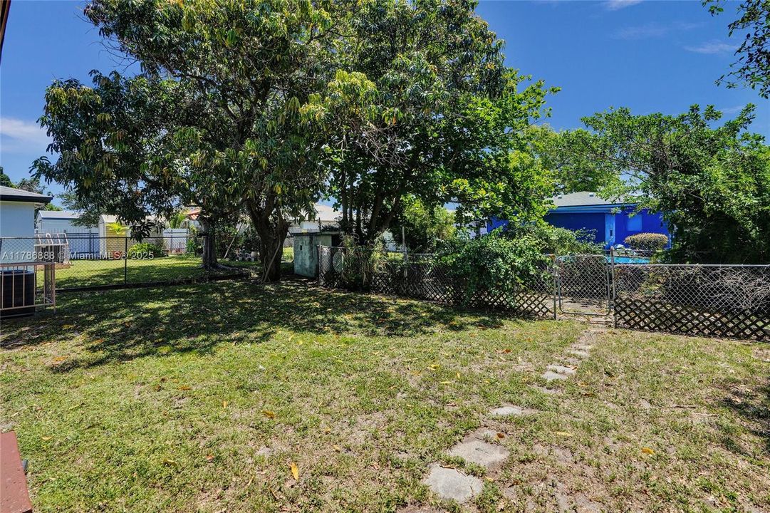 Recently Sold: $350,000 (3 beds, 1 baths, 1089 Square Feet)