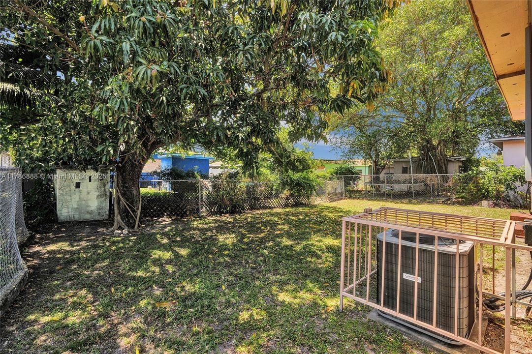 Recently Sold: $350,000 (3 beds, 1 baths, 1089 Square Feet)