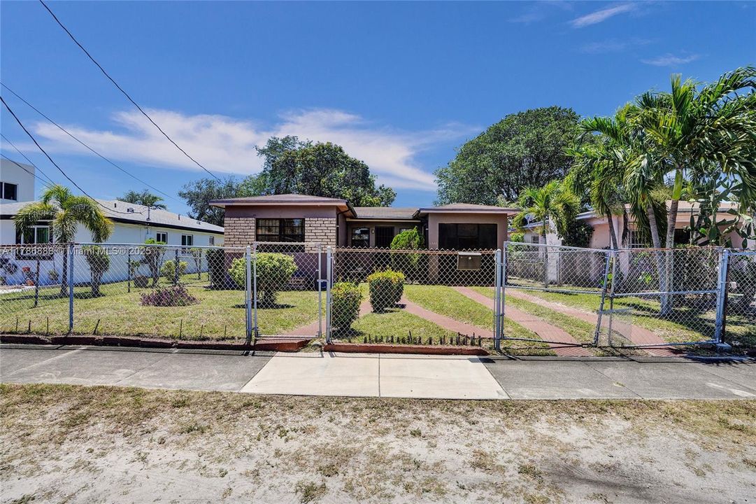 Recently Sold: $350,000 (3 beds, 1 baths, 1089 Square Feet)