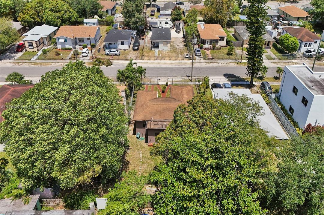 Recently Sold: $350,000 (3 beds, 1 baths, 1089 Square Feet)