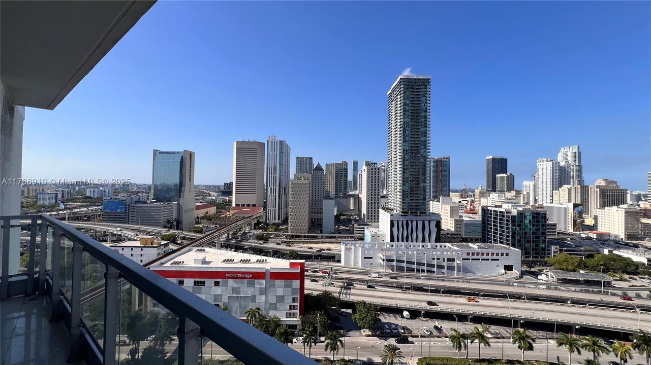 合同活跃: $669,000 (2 贝兹, 2 浴室, 1274 平方英尺)