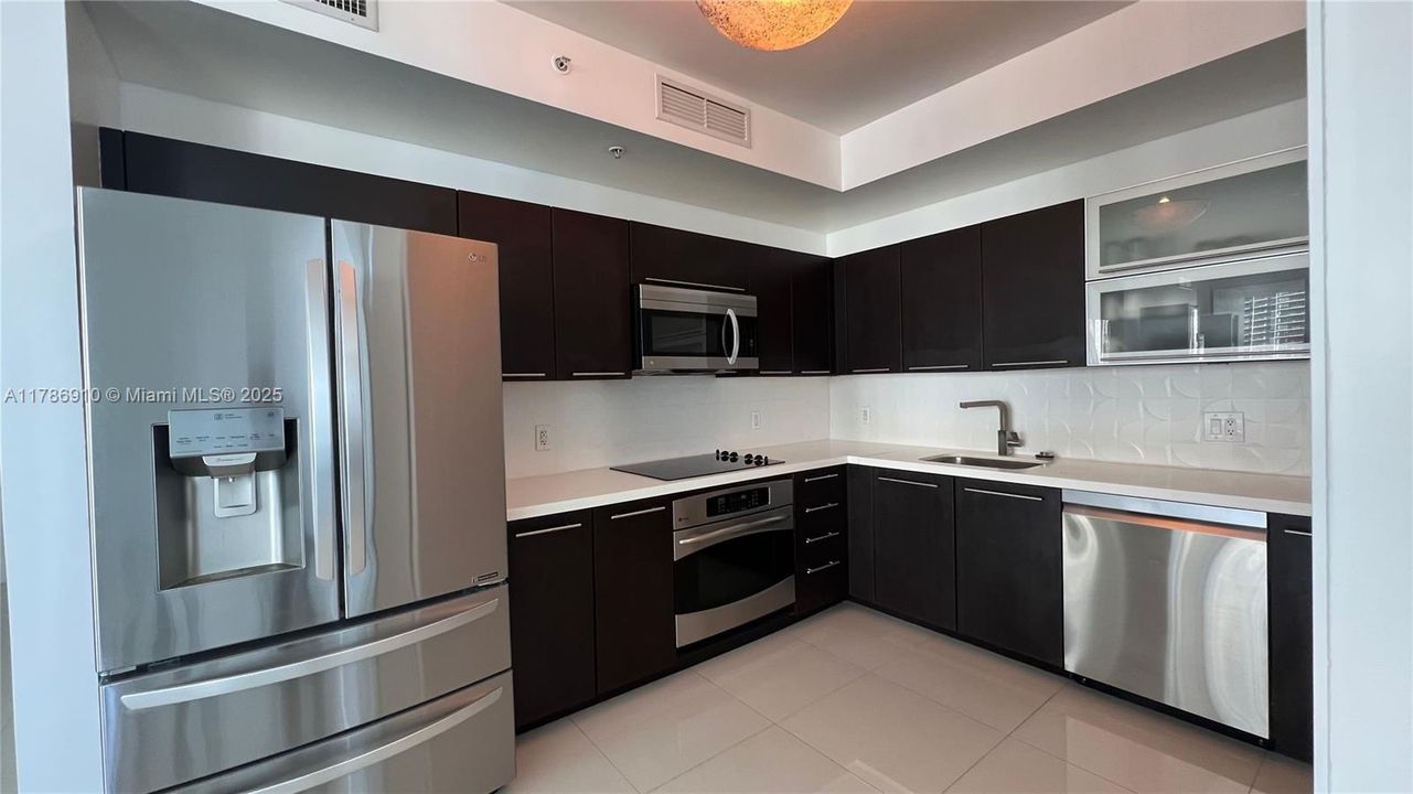 合同活跃: $669,000 (2 贝兹, 2 浴室, 1274 平方英尺)