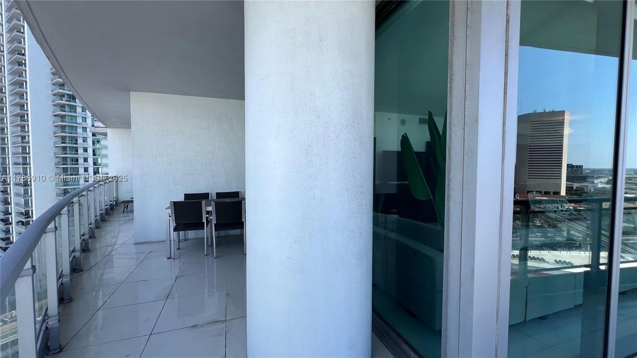 合同活跃: $669,000 (2 贝兹, 2 浴室, 1274 平方英尺)