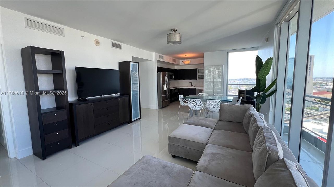 合同活跃: $669,000 (2 贝兹, 2 浴室, 1274 平方英尺)