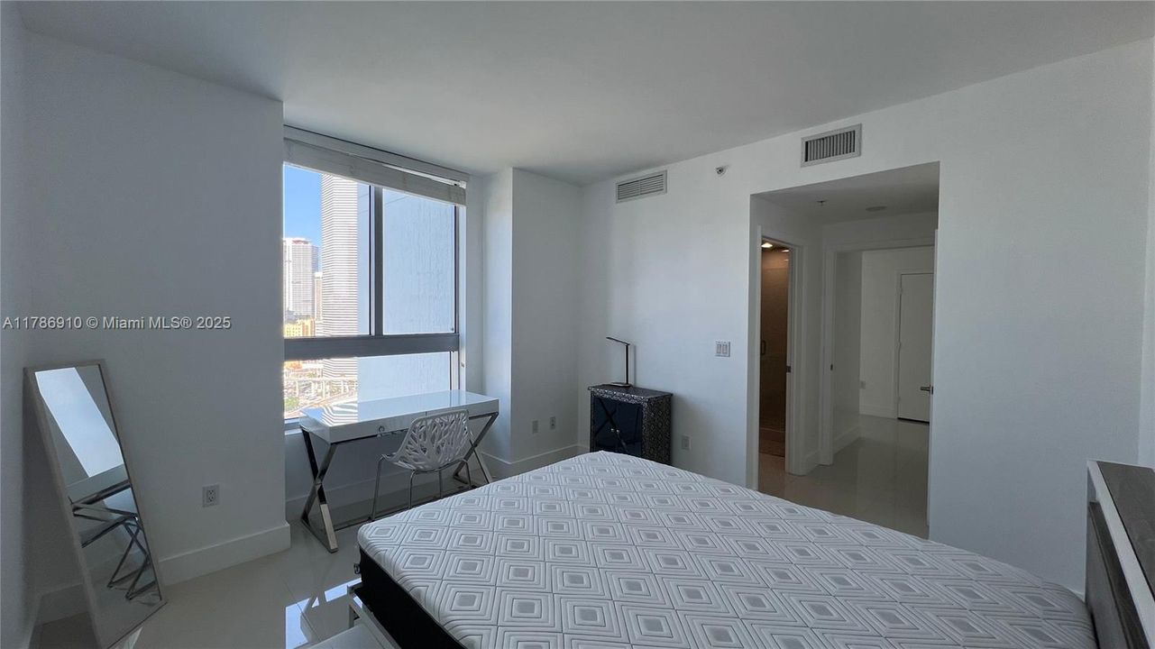 合同活跃: $669,000 (2 贝兹, 2 浴室, 1274 平方英尺)