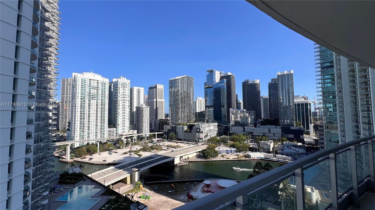 合同活跃: $669,000 (2 贝兹, 2 浴室, 1274 平方英尺)