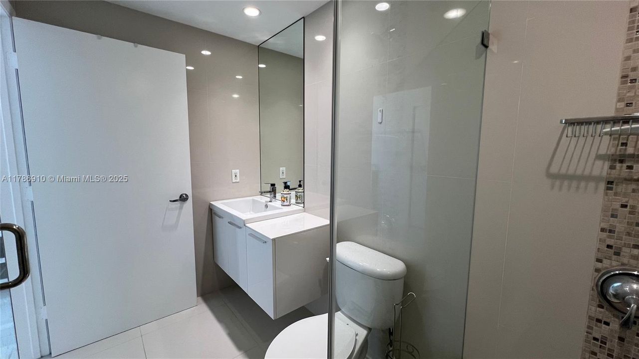 合同活跃: $669,000 (2 贝兹, 2 浴室, 1274 平方英尺)