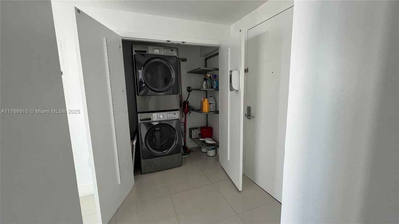 合同活跃: $669,000 (2 贝兹, 2 浴室, 1274 平方英尺)