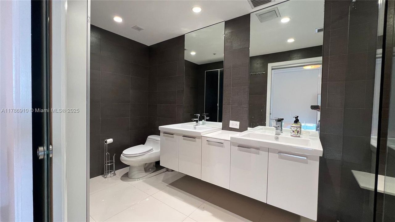 合同活跃: $669,000 (2 贝兹, 2 浴室, 1274 平方英尺)