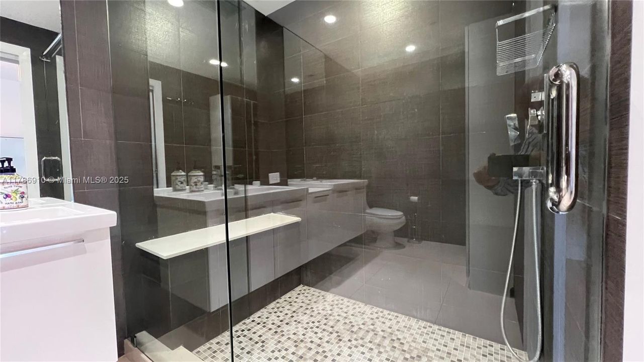 合同活跃: $669,000 (2 贝兹, 2 浴室, 1274 平方英尺)