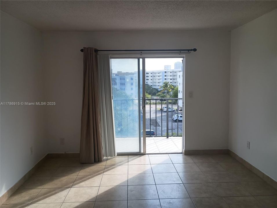 Recently Rented: $2,400 (2 beds, 2 baths, 1200 Square Feet)