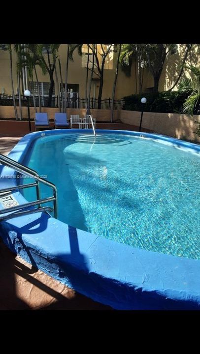 Recently Rented: $2,400 (2 beds, 2 baths, 1200 Square Feet)