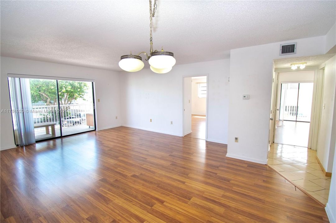 待售: $369,900 (2 贝兹, 2 浴室, 1058 平方英尺)