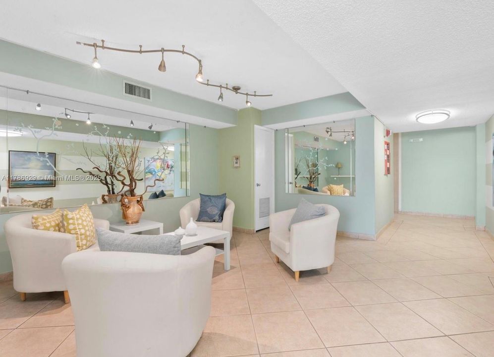 待售: $369,900 (2 贝兹, 2 浴室, 1058 平方英尺)