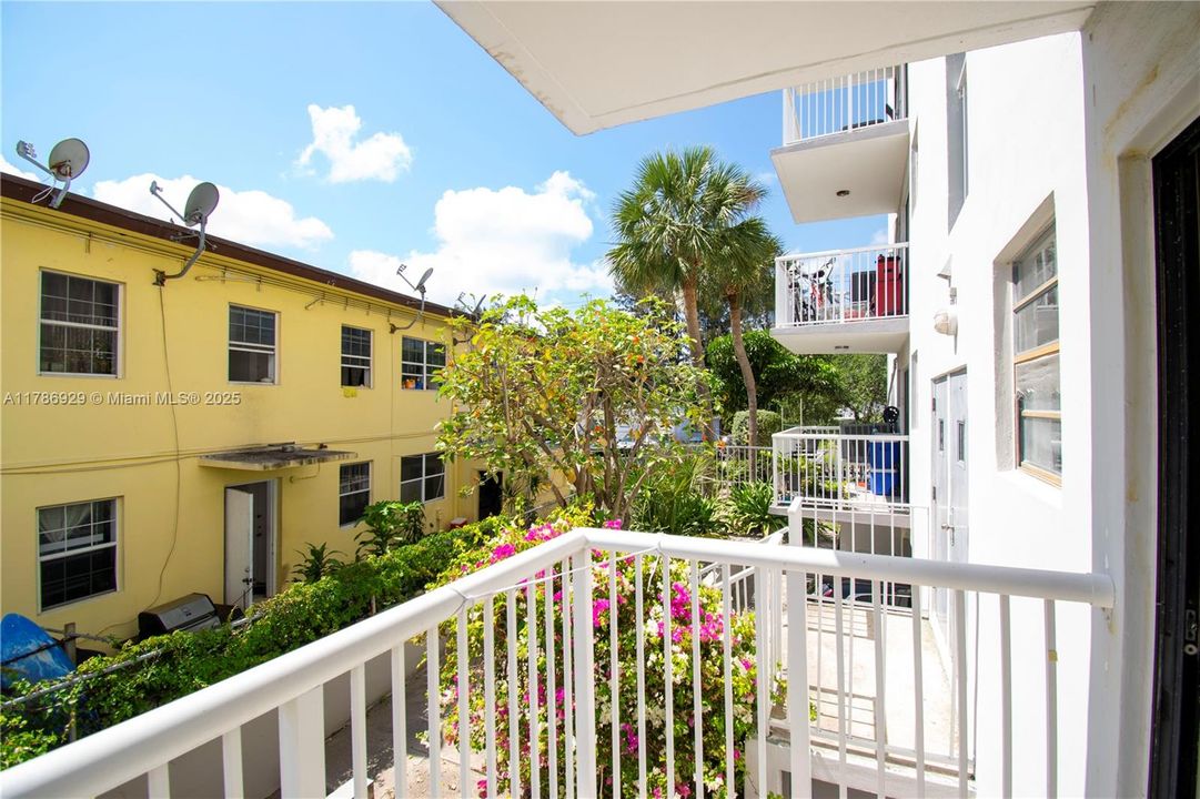 待售: $369,900 (2 贝兹, 2 浴室, 1058 平方英尺)