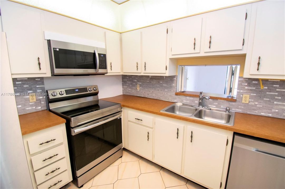 待售: $369,900 (2 贝兹, 2 浴室, 1058 平方英尺)