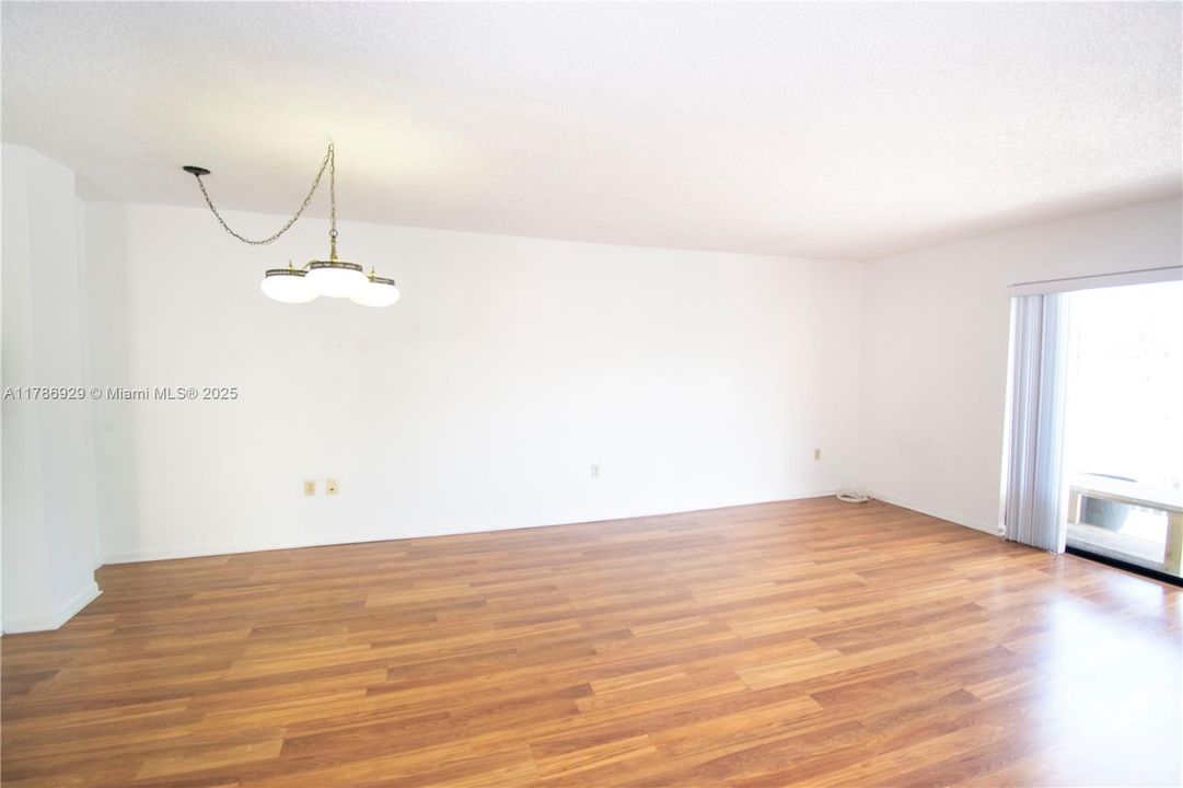 待售: $369,900 (2 贝兹, 2 浴室, 1058 平方英尺)