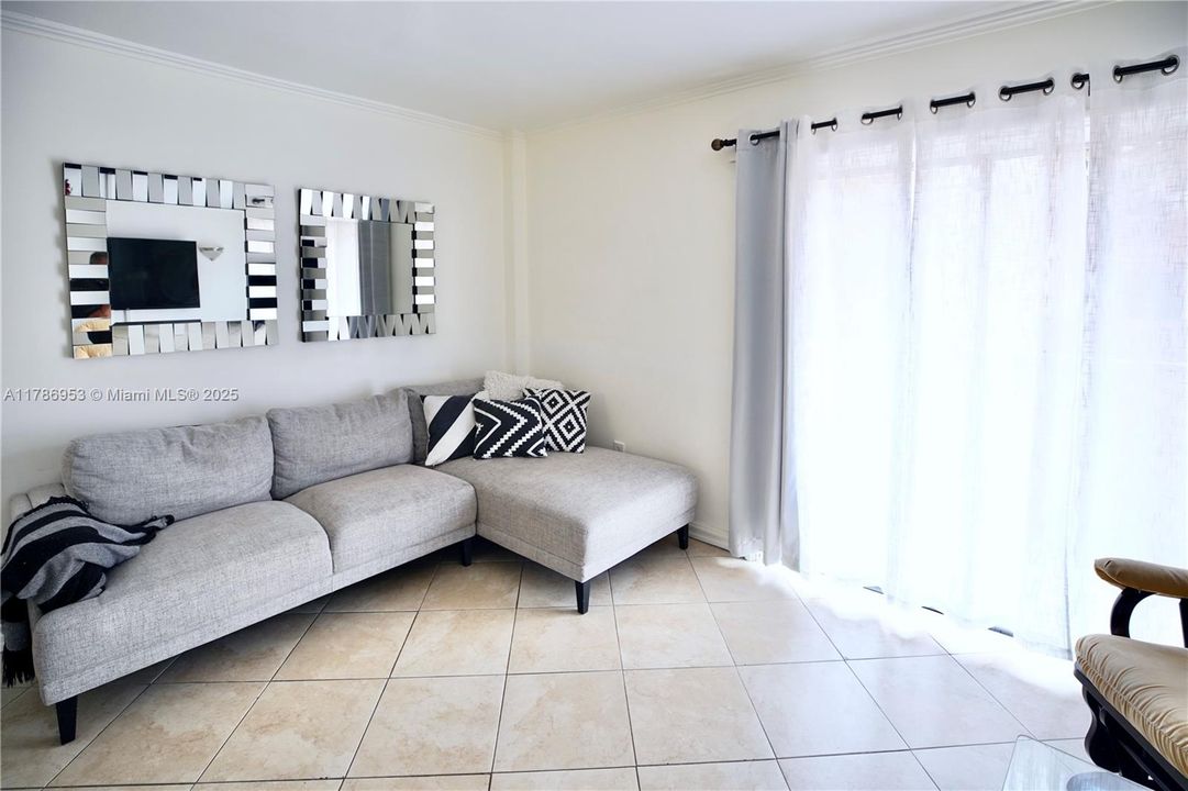 Recently Rented: $2,550 (3 beds, 2 baths, 1207 Square Feet)