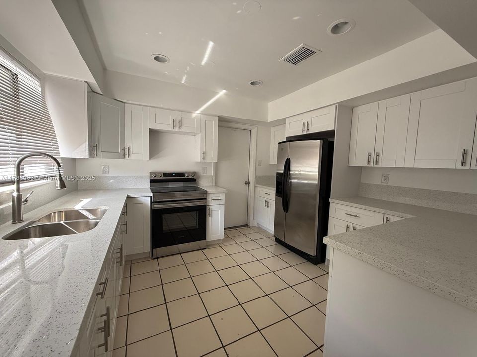 最近租的: $3,000 (3 贝兹, 2 浴室, 1688 平方英尺)