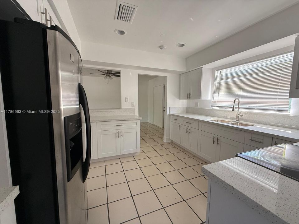 最近租的: $3,000 (3 贝兹, 2 浴室, 1688 平方英尺)