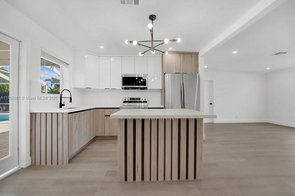 Recently Rented: $3,700 (3 beds, 2 baths, 1322 Square Feet)