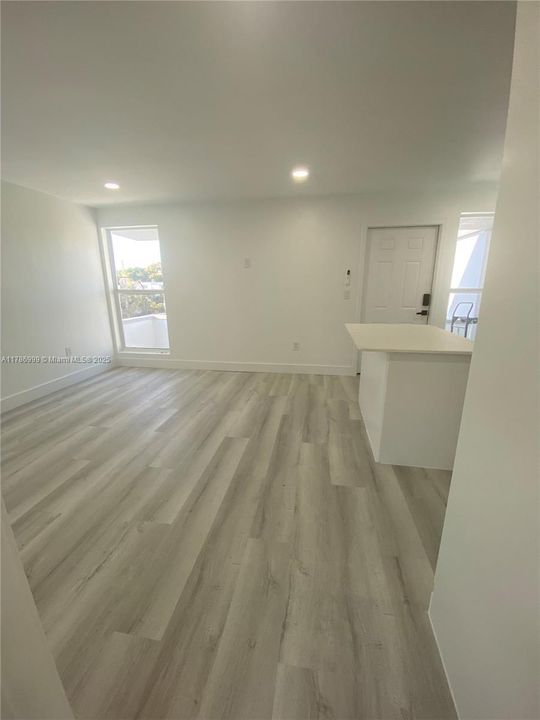 最近租的: $2,300 (1 贝兹, 1 浴室, 507 平方英尺)