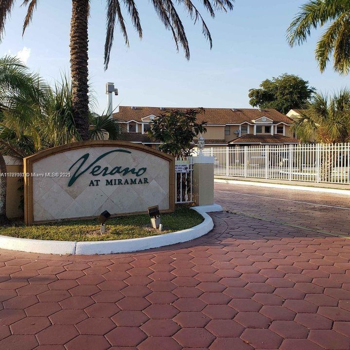 Vendido Recientemente: $260,000 (2 camas, 2 baños, 1110 Pies cuadrados)