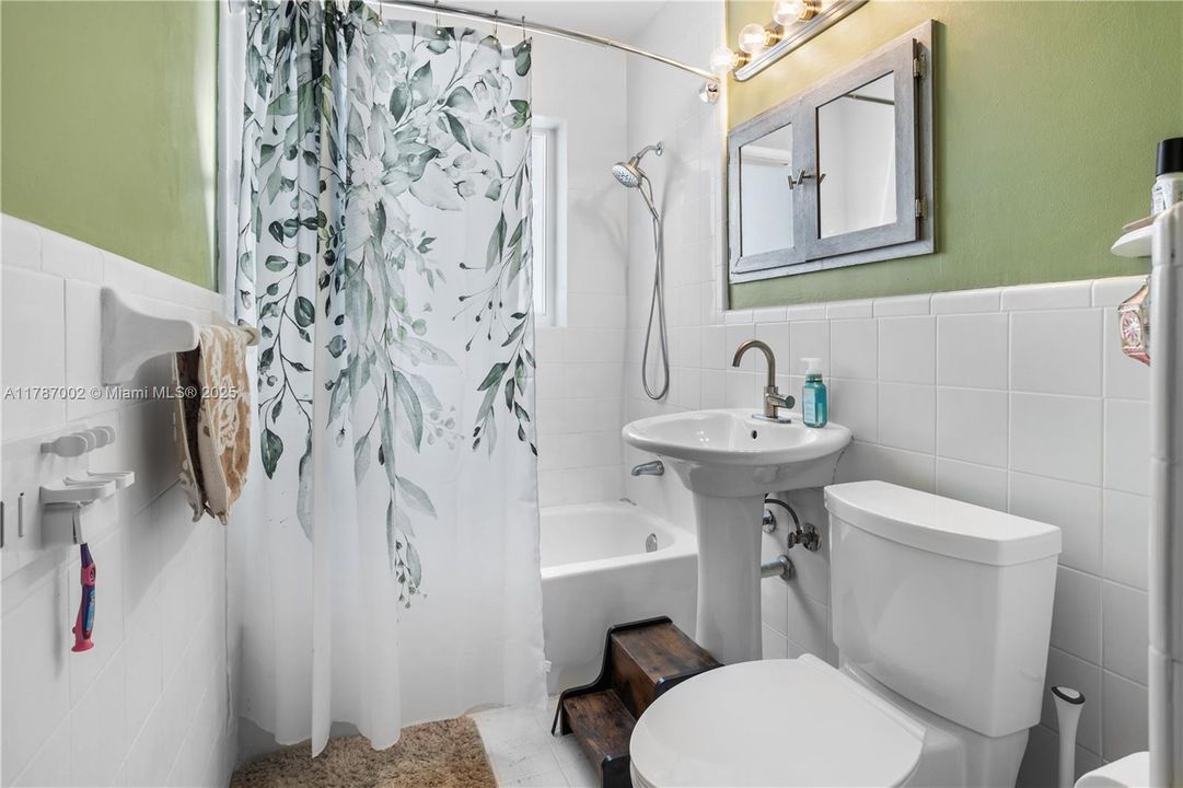 Active With Contract: $550,000 (3 beds, 1 baths, 1125 Square Feet)