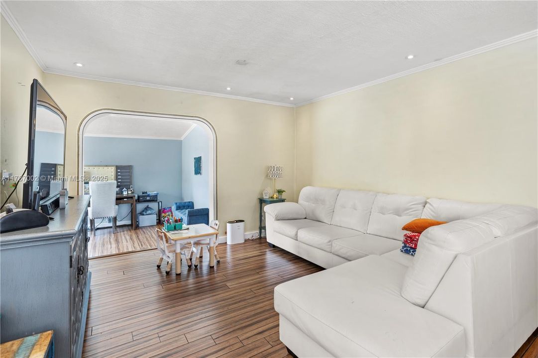 Active With Contract: $550,000 (3 beds, 1 baths, 1125 Square Feet)