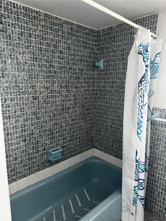 For Sale: $138,000 (1 beds, 1 baths, 947 Square Feet)