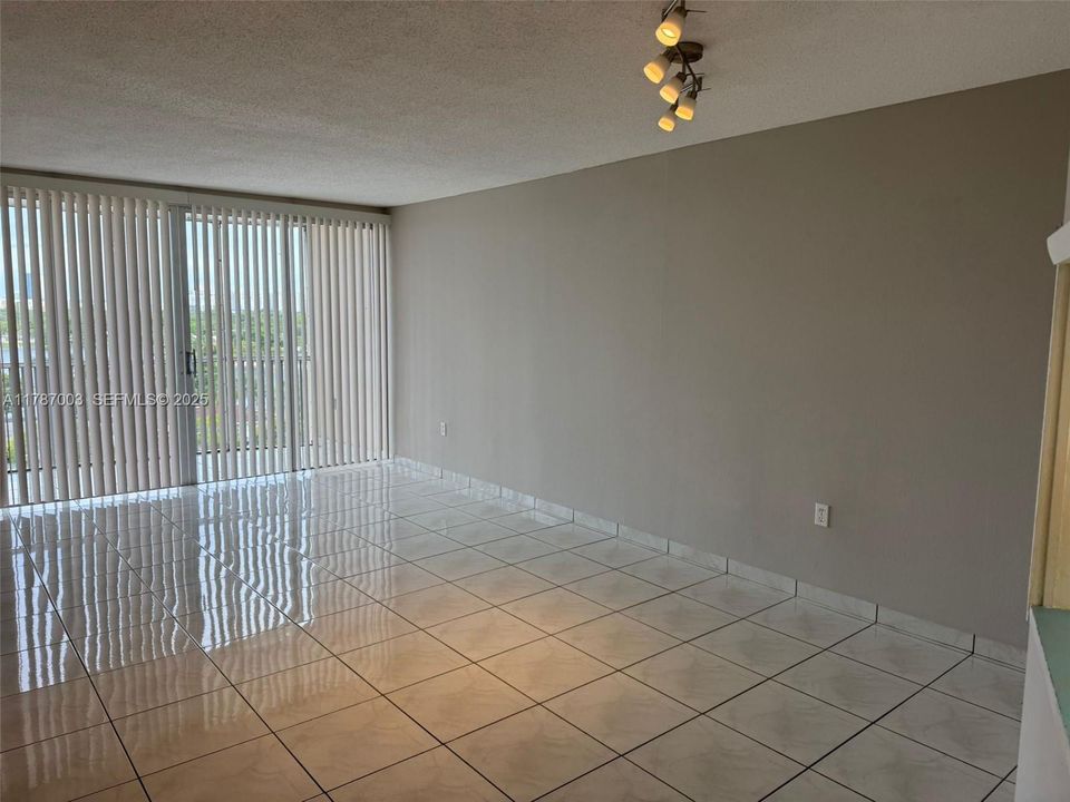 For Sale: $138,000 (1 beds, 1 baths, 947 Square Feet)