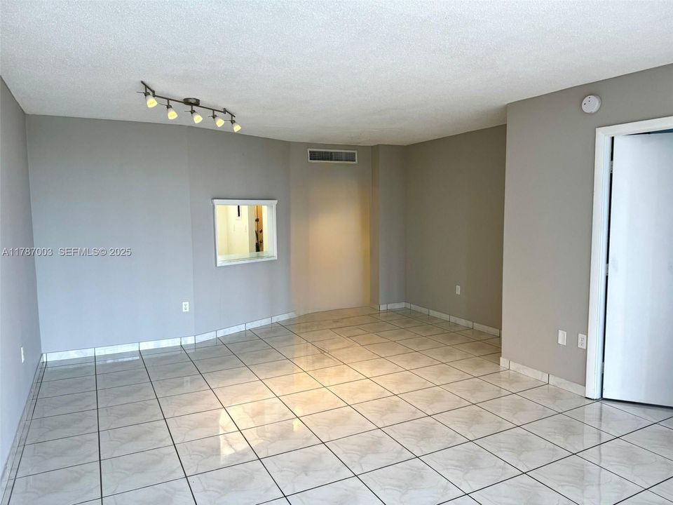 For Sale: $138,000 (1 beds, 1 baths, 947 Square Feet)