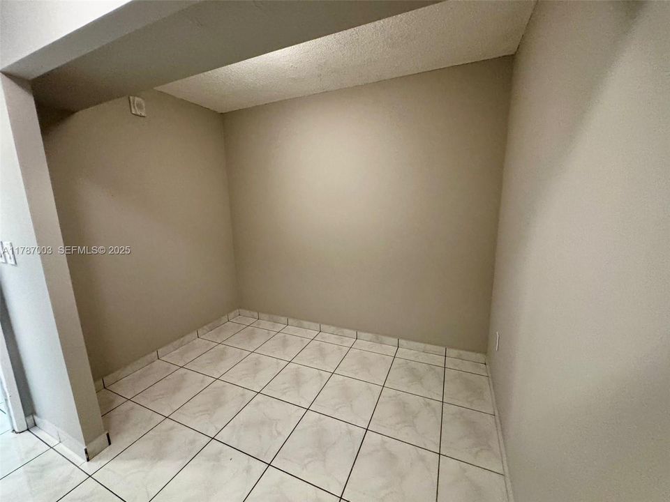 For Sale: $138,000 (1 beds, 1 baths, 947 Square Feet)