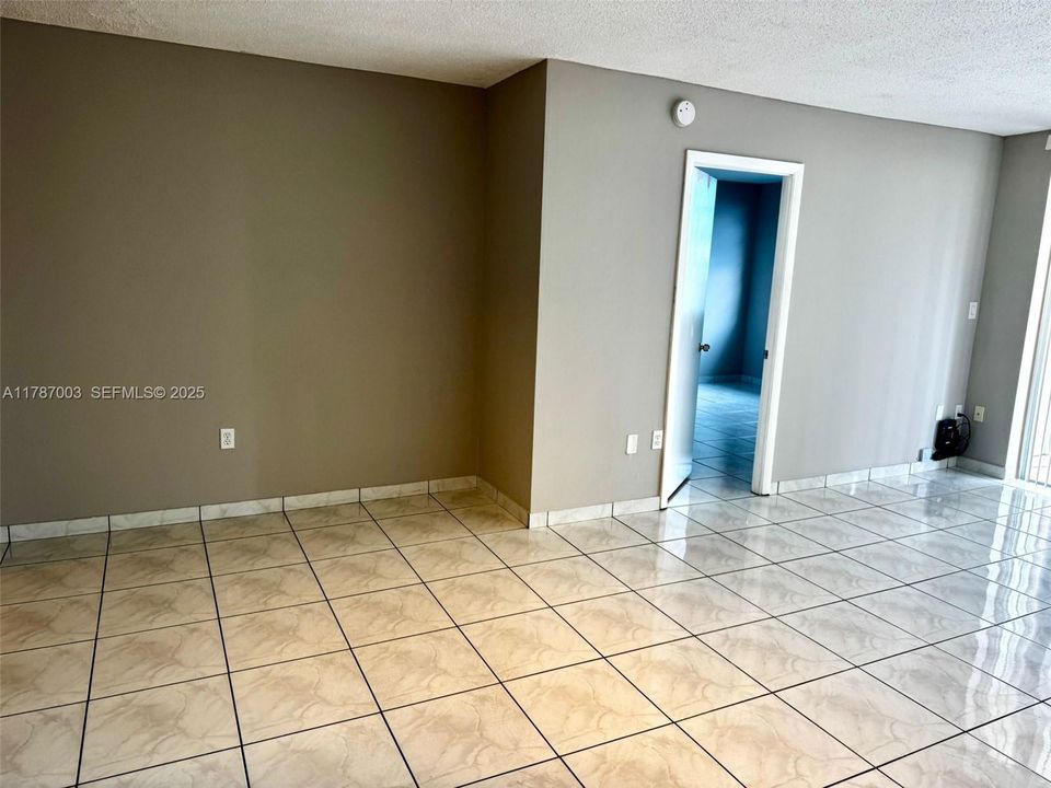 For Sale: $138,000 (1 beds, 1 baths, 947 Square Feet)