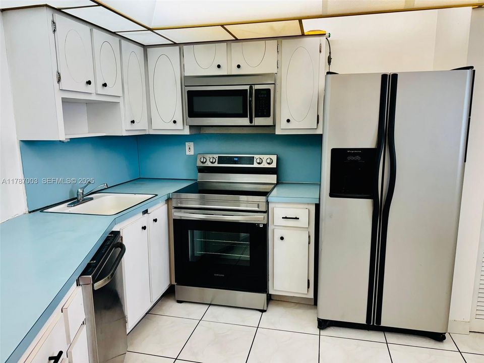 For Sale: $138,000 (1 beds, 1 baths, 947 Square Feet)