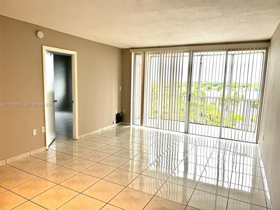 For Sale: $138,000 (1 beds, 1 baths, 947 Square Feet)