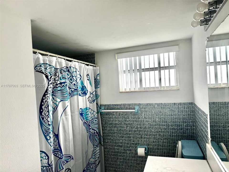 For Sale: $138,000 (1 beds, 1 baths, 947 Square Feet)