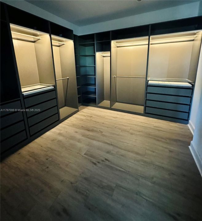 Recently Rented: $7,600 (5 beds, 3 baths, 3052 Square Feet)